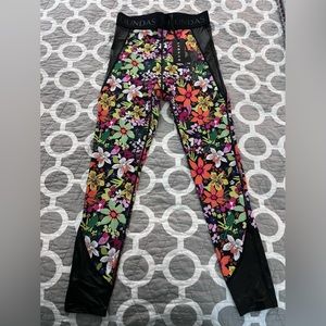 Dundas womens floral printed leggings size Medium. NWT